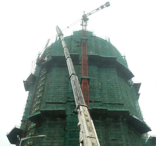 李沧吊车在工地上作业